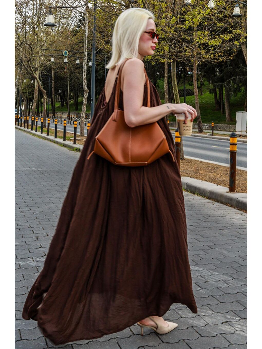 Kahverengi Halter Yaka Yırtmaç Detaylı Desenli Uzun Elbise Mg2162-1