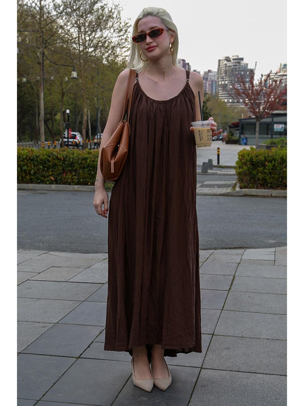 Kahverengi Halter Yaka Yırtmaç Detaylı Desenli Uzun Elbise Mg2162-2