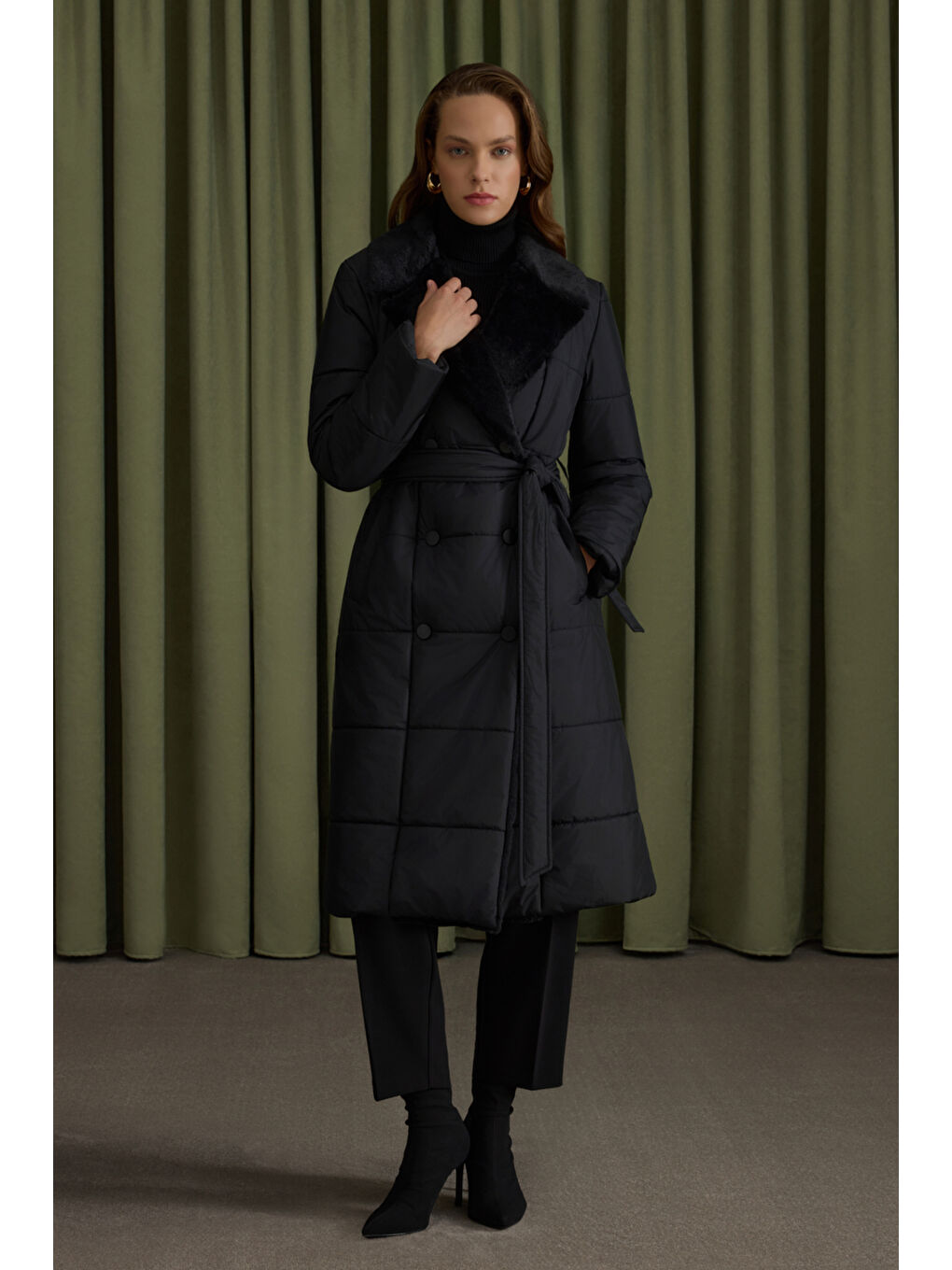 Siyah Yakası Kürklü Kapitone Mont