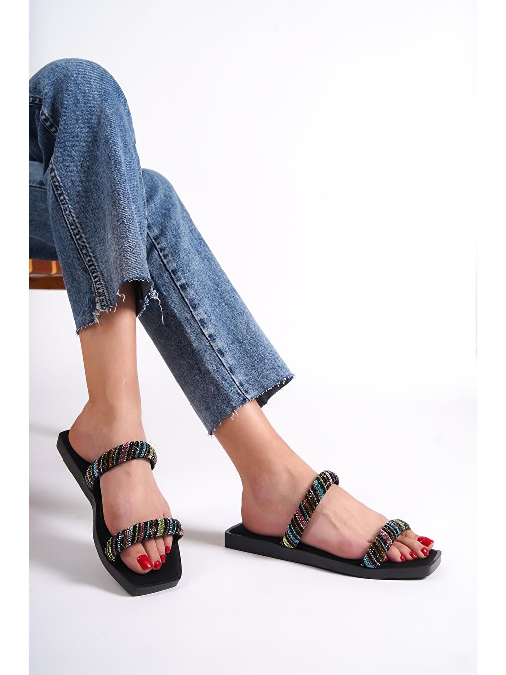 Siyah Küt Burunlu Taşlı Bantlı Düz Topuklu Kadın Terlik