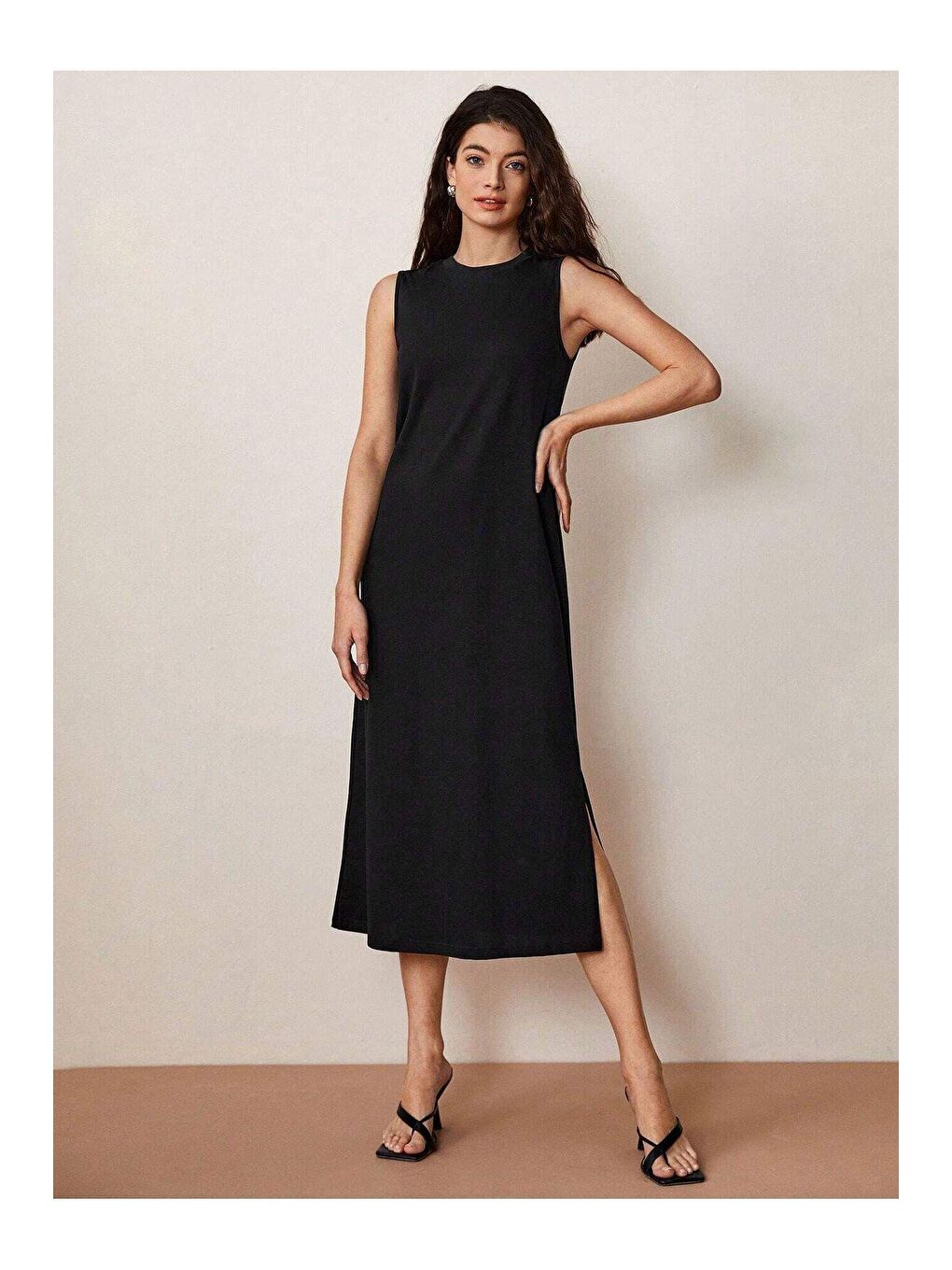 Kadın Siyah %100 Pamuk Kolsuz Yırtmaçlı Basic Elbise