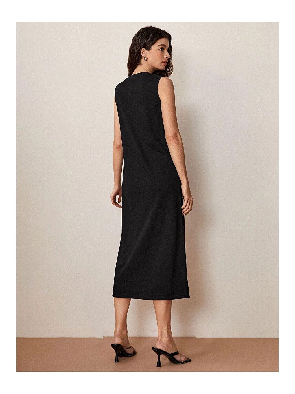 Kadın Siyah %100 Pamuk Kolsuz Yırtmaçlı Basic Elbise-1