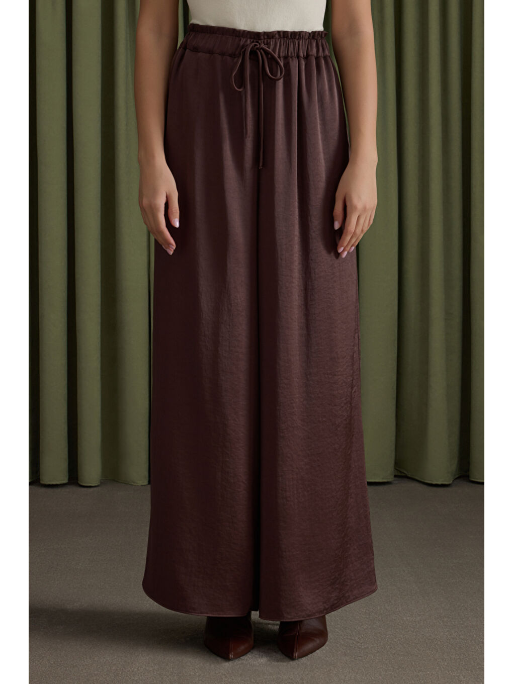 Kahverengi Beli Lastikli Saten Pantolon-2