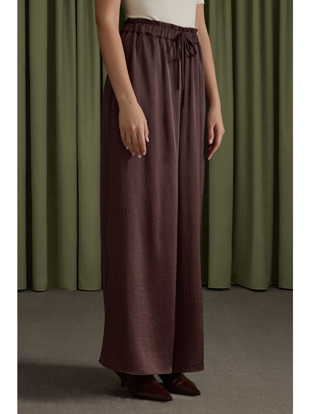 Kahverengi Beli Lastikli Saten Pantolon-3