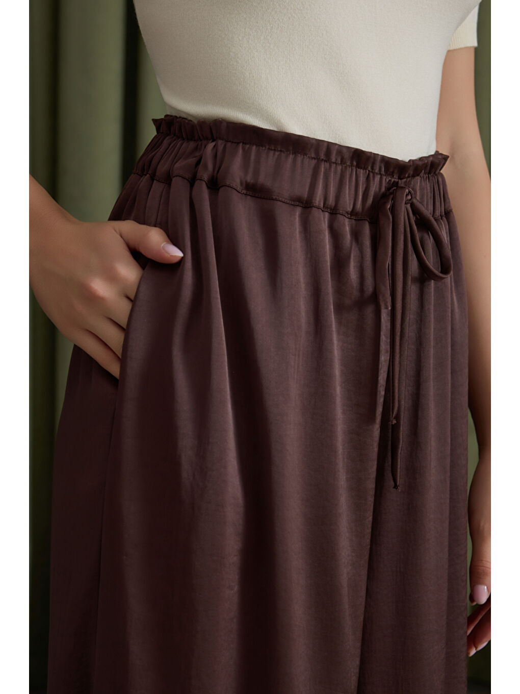Kahverengi Beli Lastikli Saten Pantolon-4