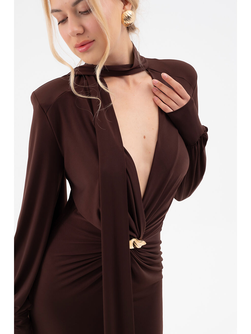 Kadın Kahverengi Şal Yaka Ön Düğüm Tokalı Uzun Elbise-4