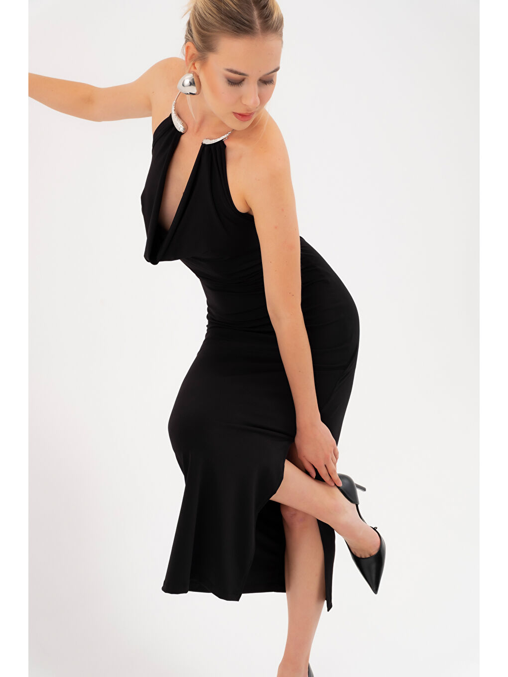 Kadın Siyah Aksesuar Detay Dekolteli Uzun Elbise-2