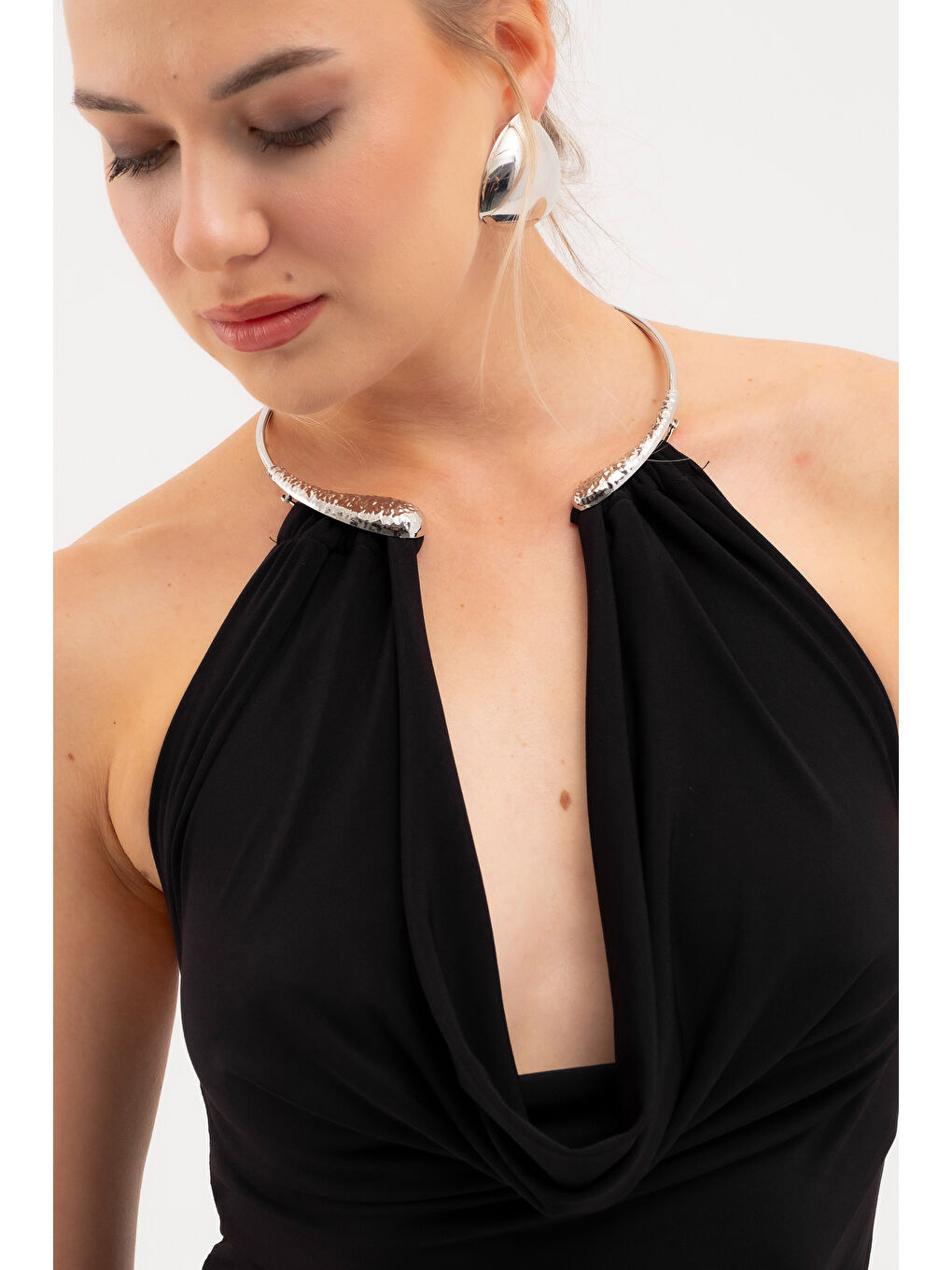 Kadın Siyah Aksesuar Detay Dekolteli Uzun Elbise-3