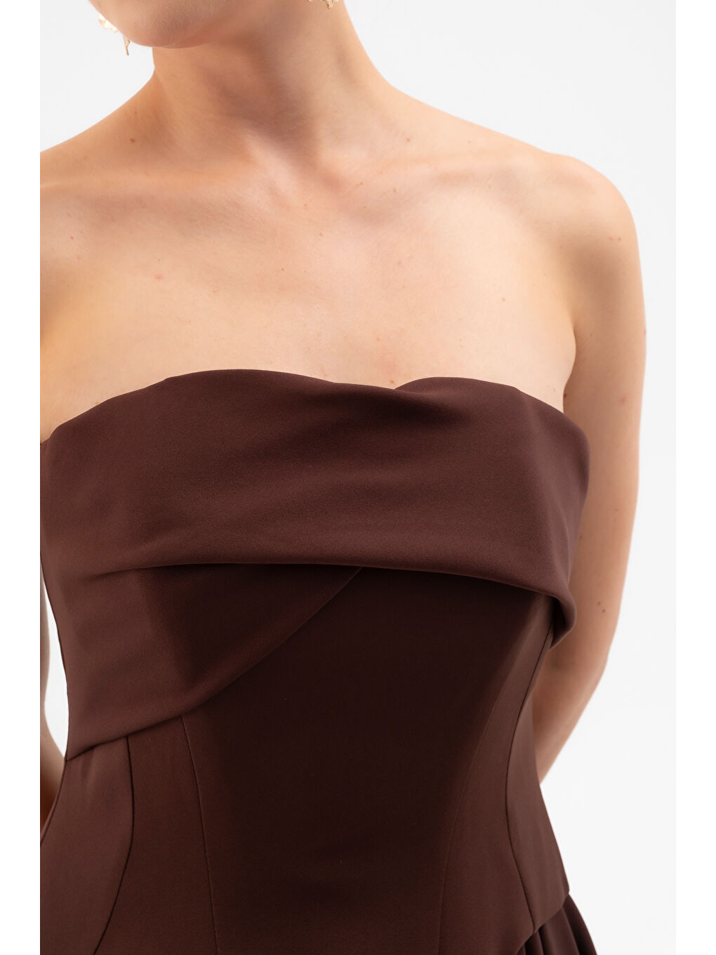 Kadın Kahverengi Straplez Yaka Dantel Detay Uzun Abiye Elbise-4