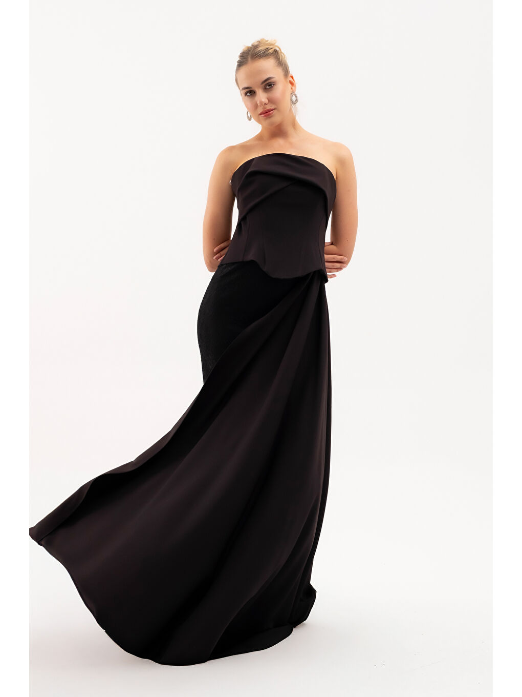 Kadın Siyah Straplez Yaka Dantel Detay Uzun Abiye Elbise-1