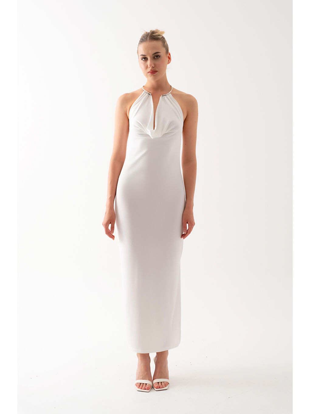 Kadın Beyaz Aksesuar Detay Dekolteli Uzun Elbise-1