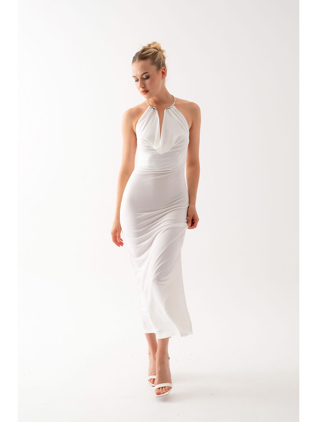 Kadın Beyaz Aksesuar Detay Dekolteli Uzun Elbise-2