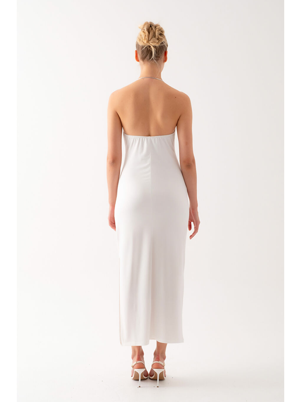 Kadın Beyaz Aksesuar Detay Dekolteli Uzun Elbise-5