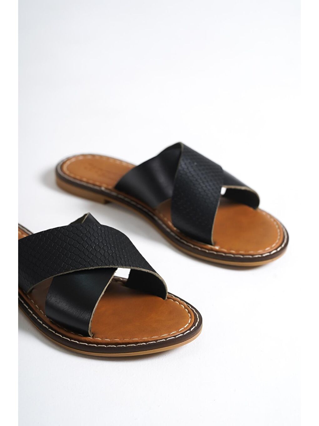 Siyah 881 Hakiki Deri Bodrum Kadın Terlik-2