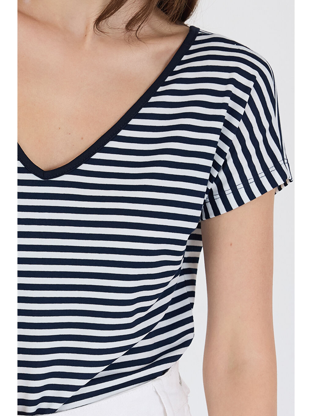 Lacivert Ön Arka V Yaka Siyah Kadın T-shirt 0003-2