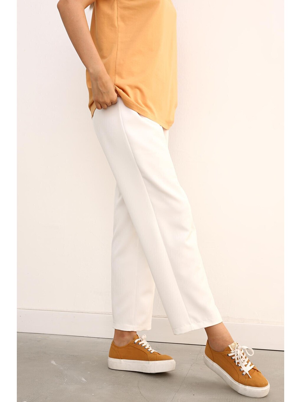 Beyaz Beli Lastikli Bol Paça Pantolon-3