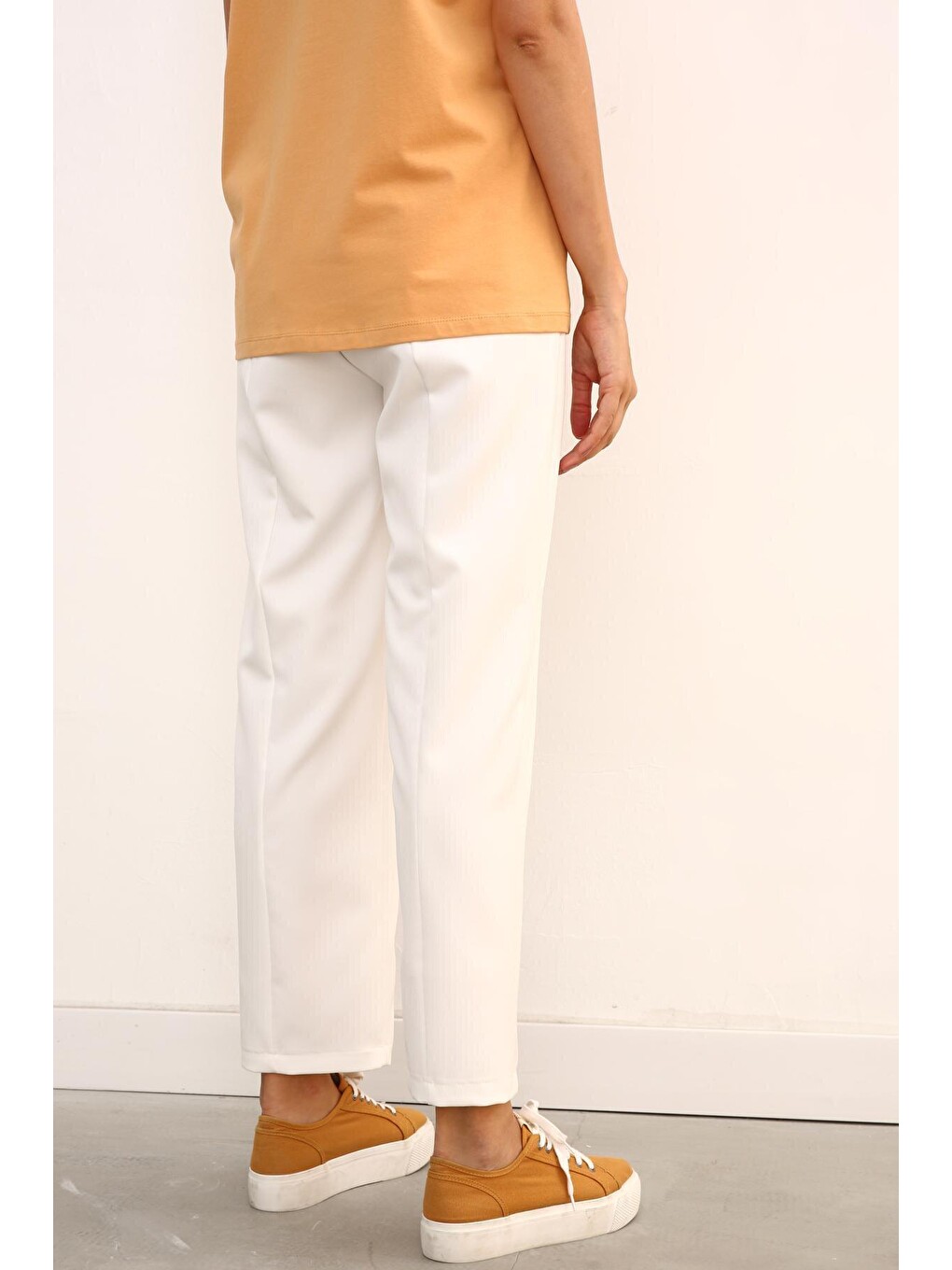 Beyaz Beli Lastikli Bol Paça Pantolon-4