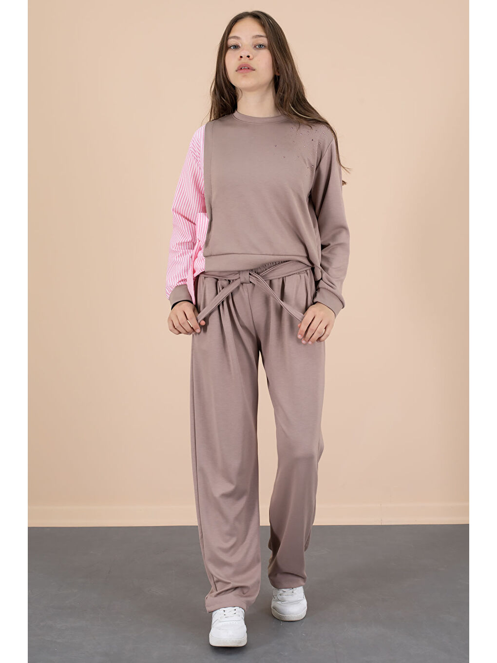 Kahverengi Kahve Çizgi Desenli Taş Detaylı Bluzlu Kız Çocuk Kuşaklı Pantolonlu 2li Takım 20660