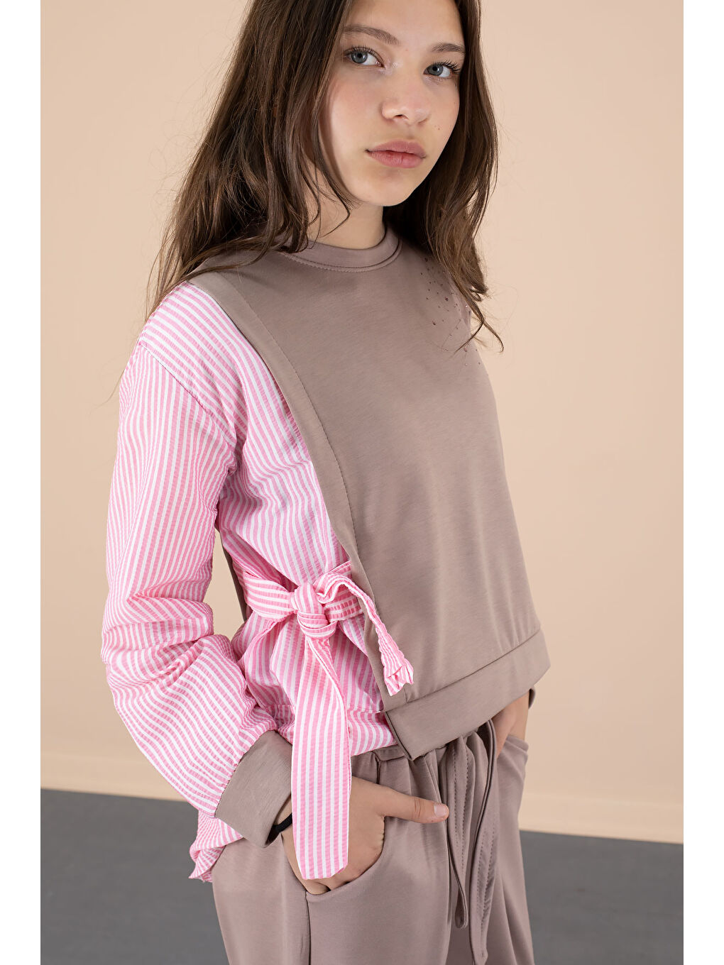 Kahverengi Kahve Çizgi Desenli Taş Detaylı Bluzlu Kız Çocuk Kuşaklı Pantolonlu 2li Takım 20660-4