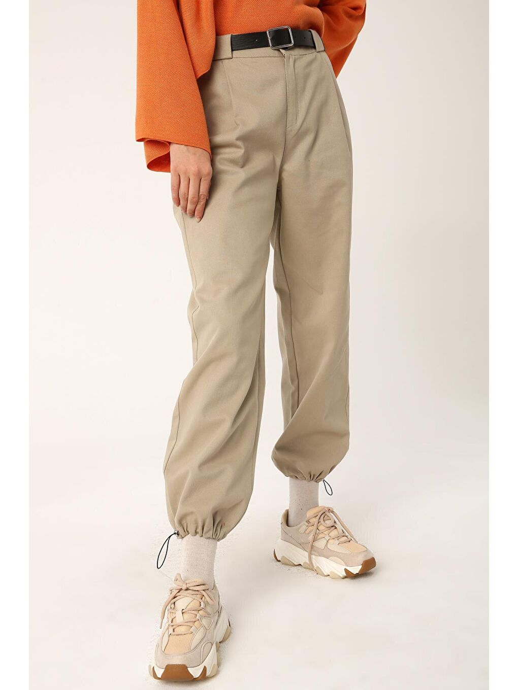 Bej Pileli Spor Kemerli Pantolon