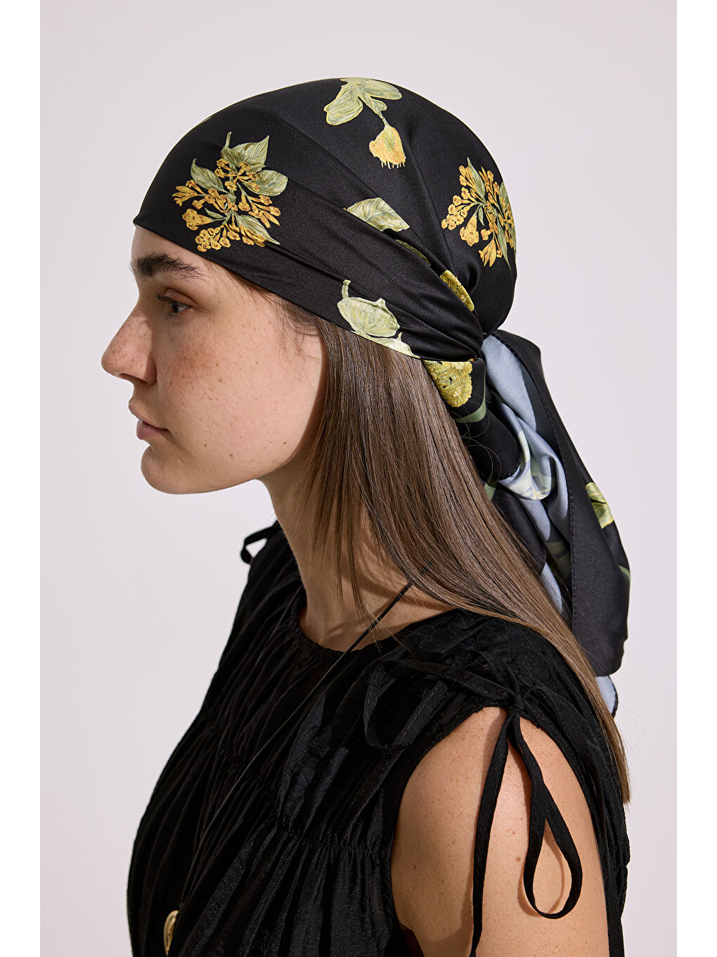 Siyah Saten Desenli Fular Şal Aloha