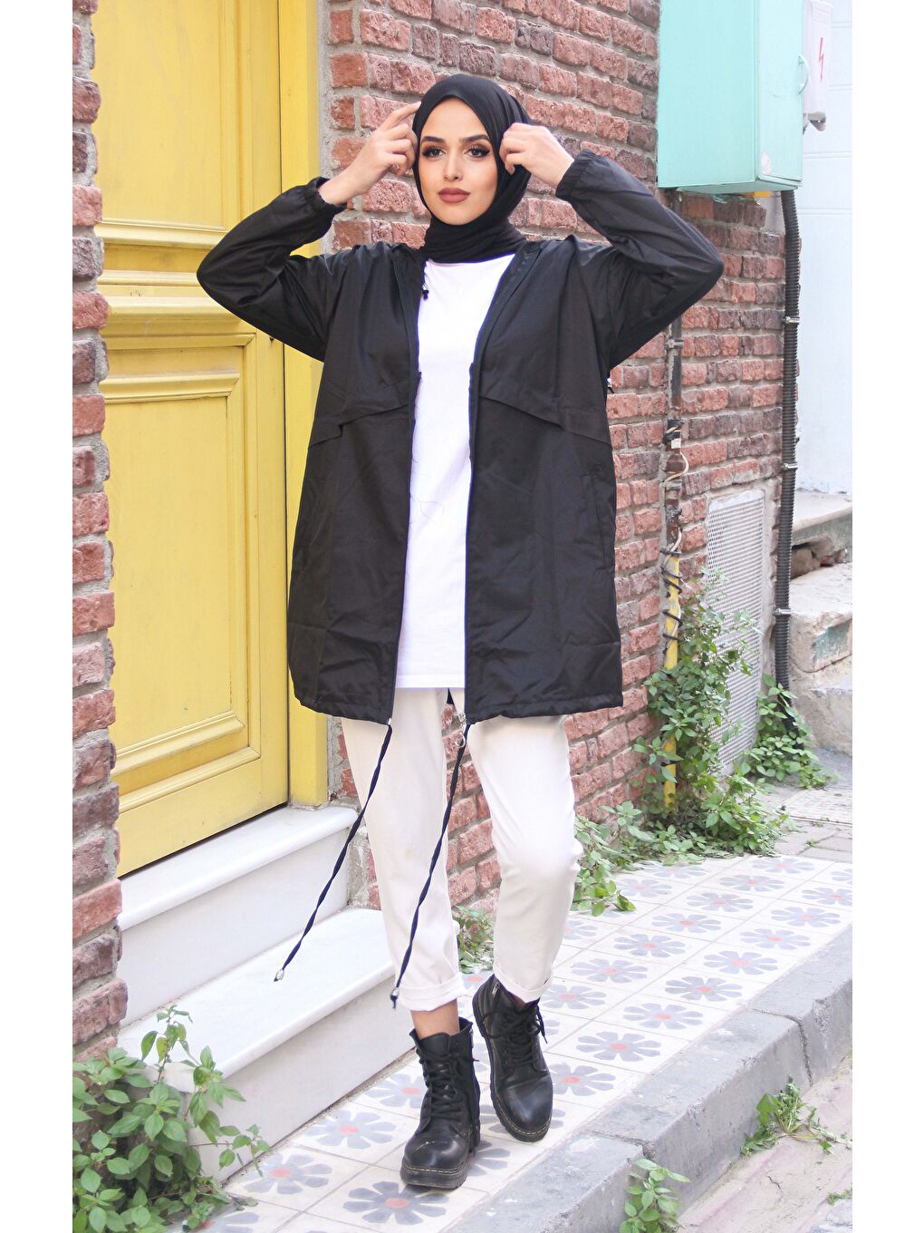 Kadın Kapüşonlu Trend Cepli Oversize Uzun Siyah Yağmurluk