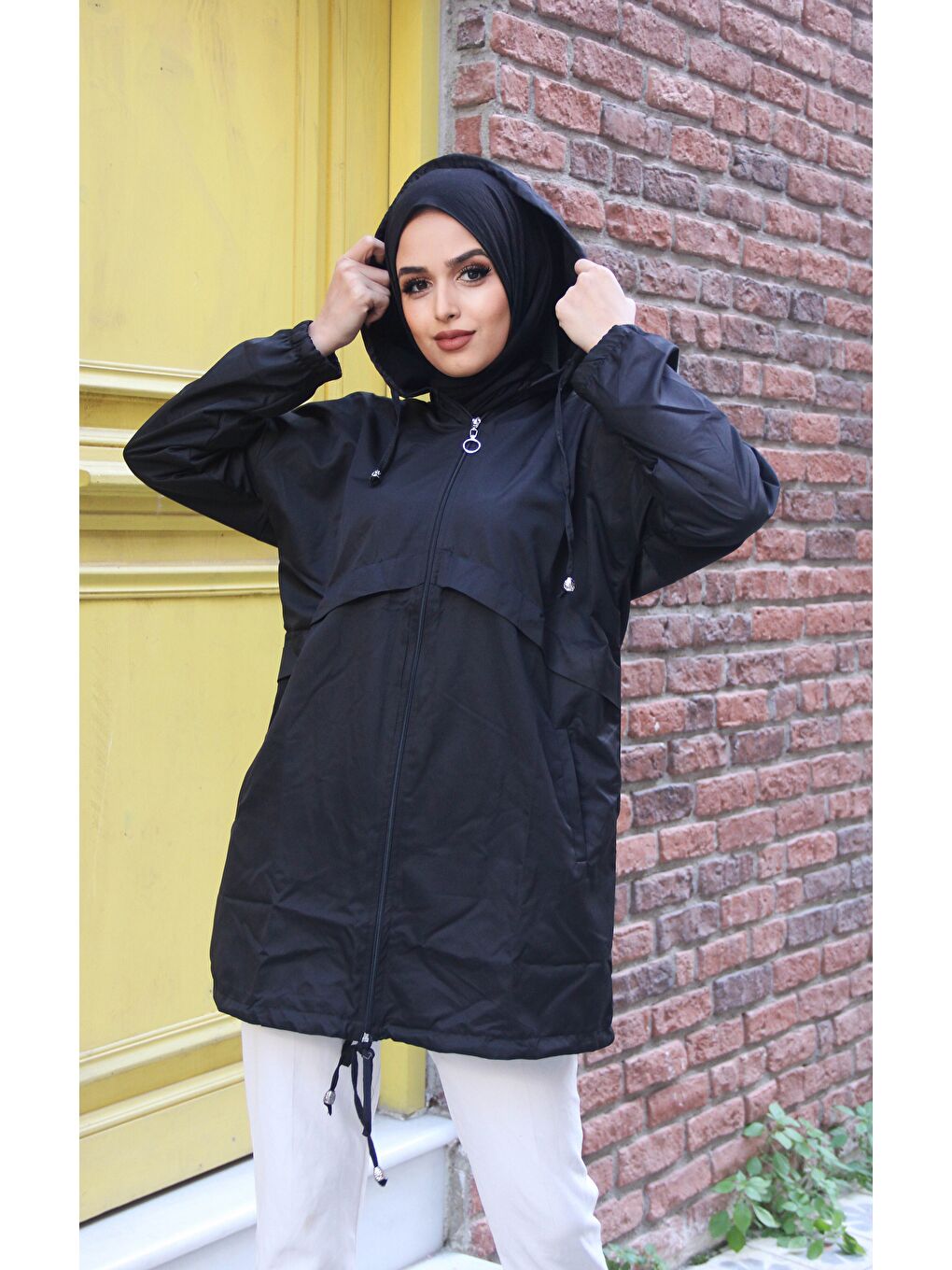 Kadın Kapüşonlu Trend Cepli Oversize Uzun Siyah Yağmurluk-1