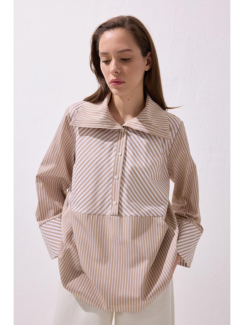 Bej Çizgili Kontrast Geniş Yaka Gömlek Vizon