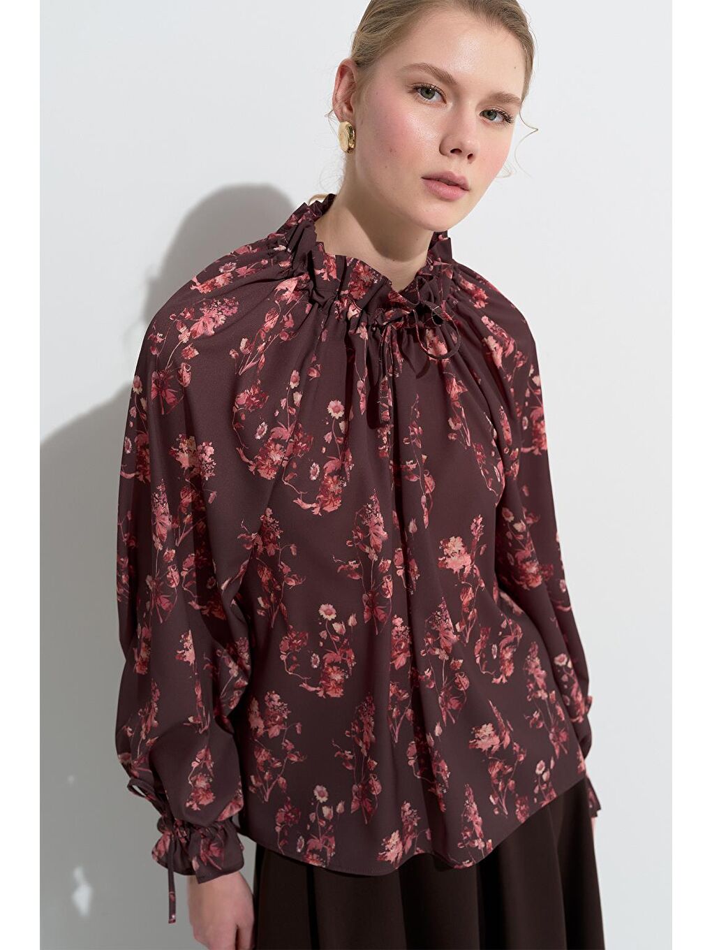 Kahverengi Clara Desenli Yaka Büzgülü Gömlek Kahve-2