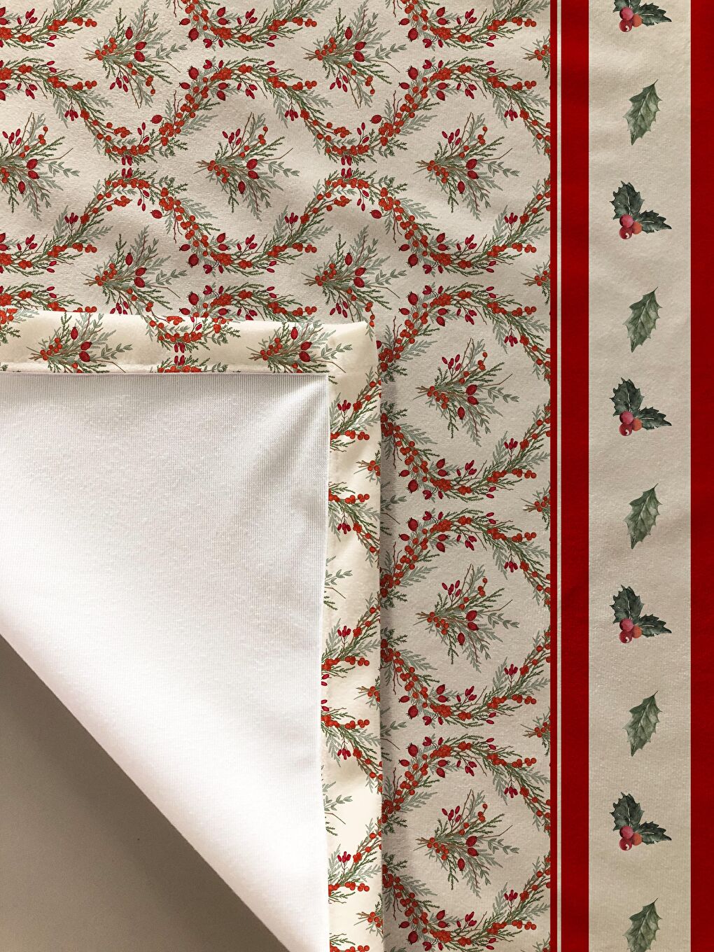 Karışık Yılbaşı Desenli Kadife Doku Masa Örtüsü-1