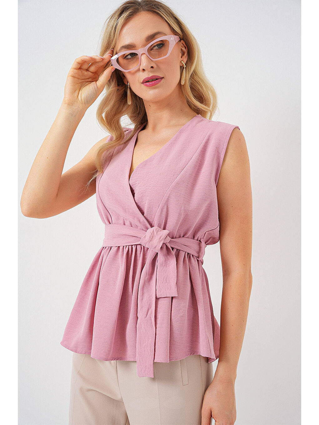 Pembe Kadın Kruvaze Yaka Kolsuz Bluz 966 - Pudra-2