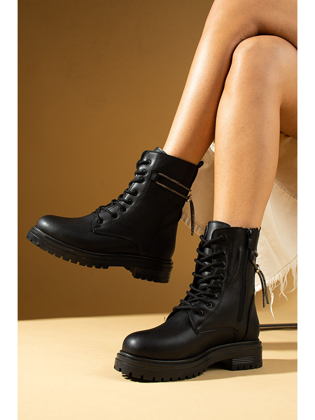 Siyah Sıcak Astar Fermuarlı & Bağcıklı Kadın Postal Bot 57-0505-24