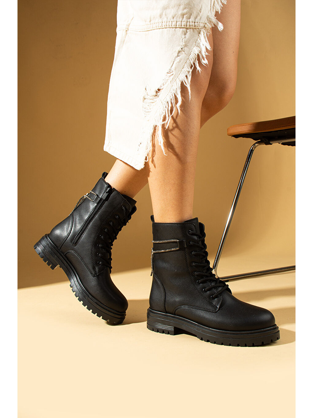 Siyah Sıcak Astar Fermuarlı & Bağcıklı Kadın Postal Bot 57-0505-24-1