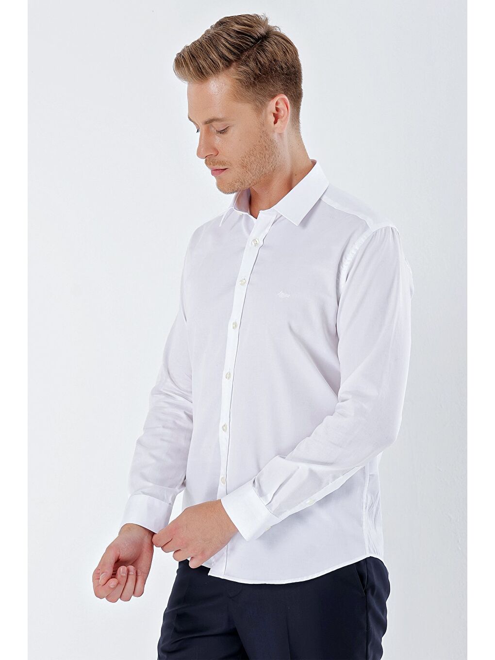 Beyaz Uzun Kollu Sert Yaka Cepsiz %100 Pamuk Klasik Slim Fit Dar Kesim Gömlek 1004230324