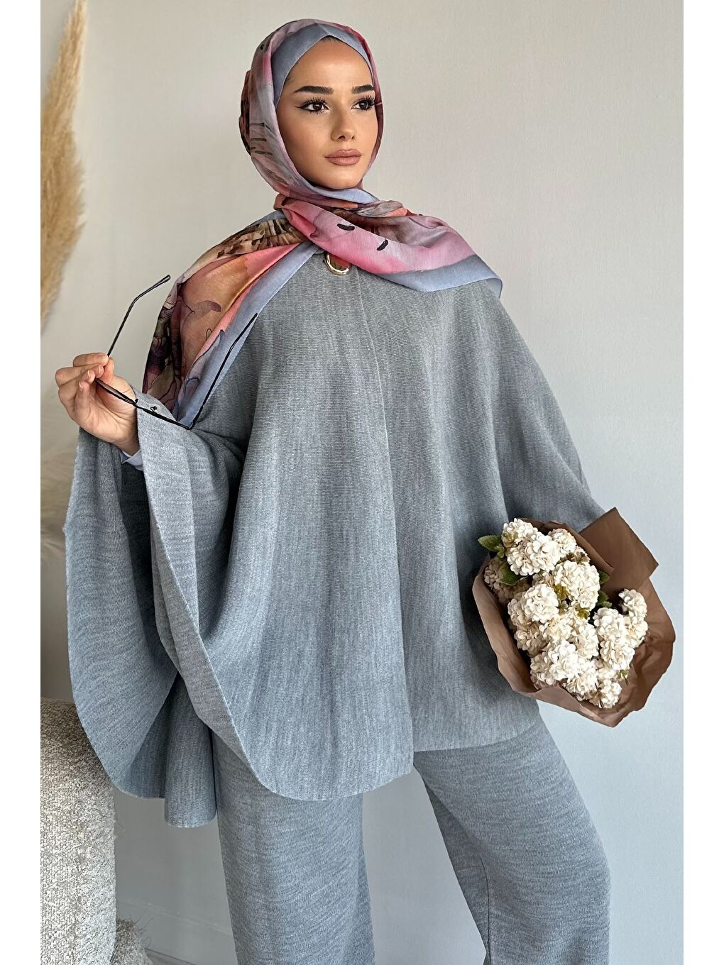 Gri Gülseli Kadın Gold Düğmeli Kemer Detaylı Triko Panço Pantolon Tesettür İkili Takım