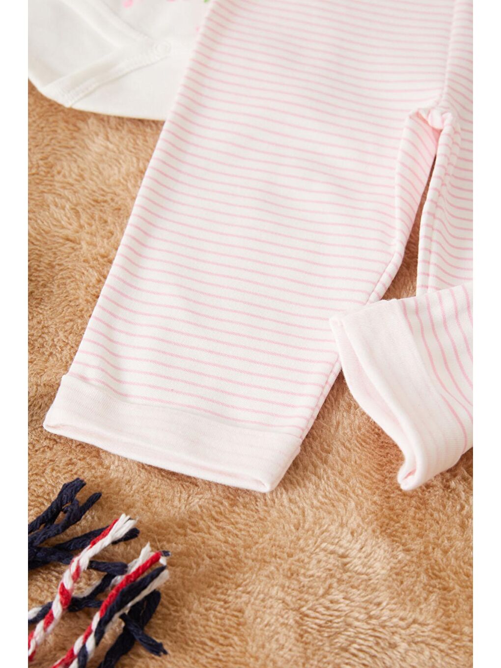 Beyaz Çiçek Baskılı Çıtçıtlı Badili Şapkalı Kız Bebek 3lü Takım 17455-4