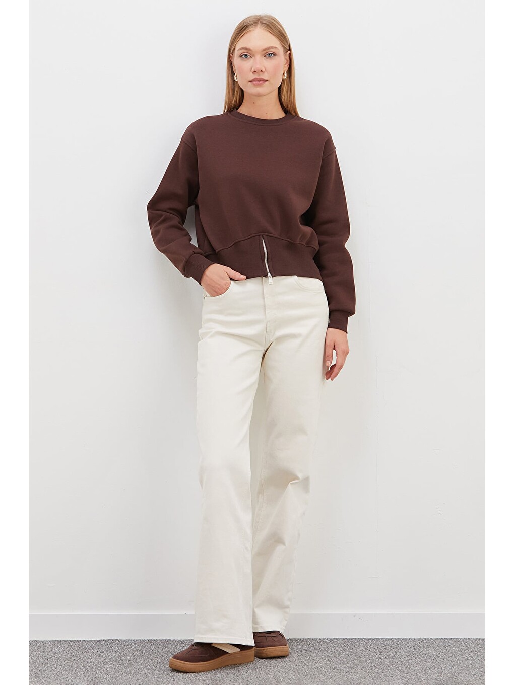 Kahverengi 3 İplik Eteği Fermuarlı Bisiklet Yaka Crop Sweatshirt-2
