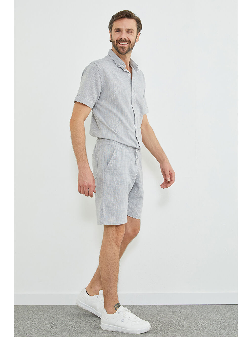 Gri Beli Lastikli Keten Görünümlü Cepli Şort