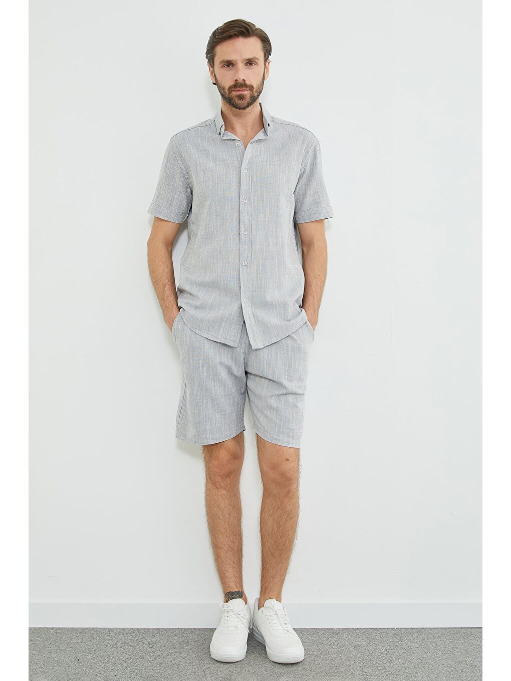 Gri Beli Lastikli Keten Görünümlü Cepli Şort-1