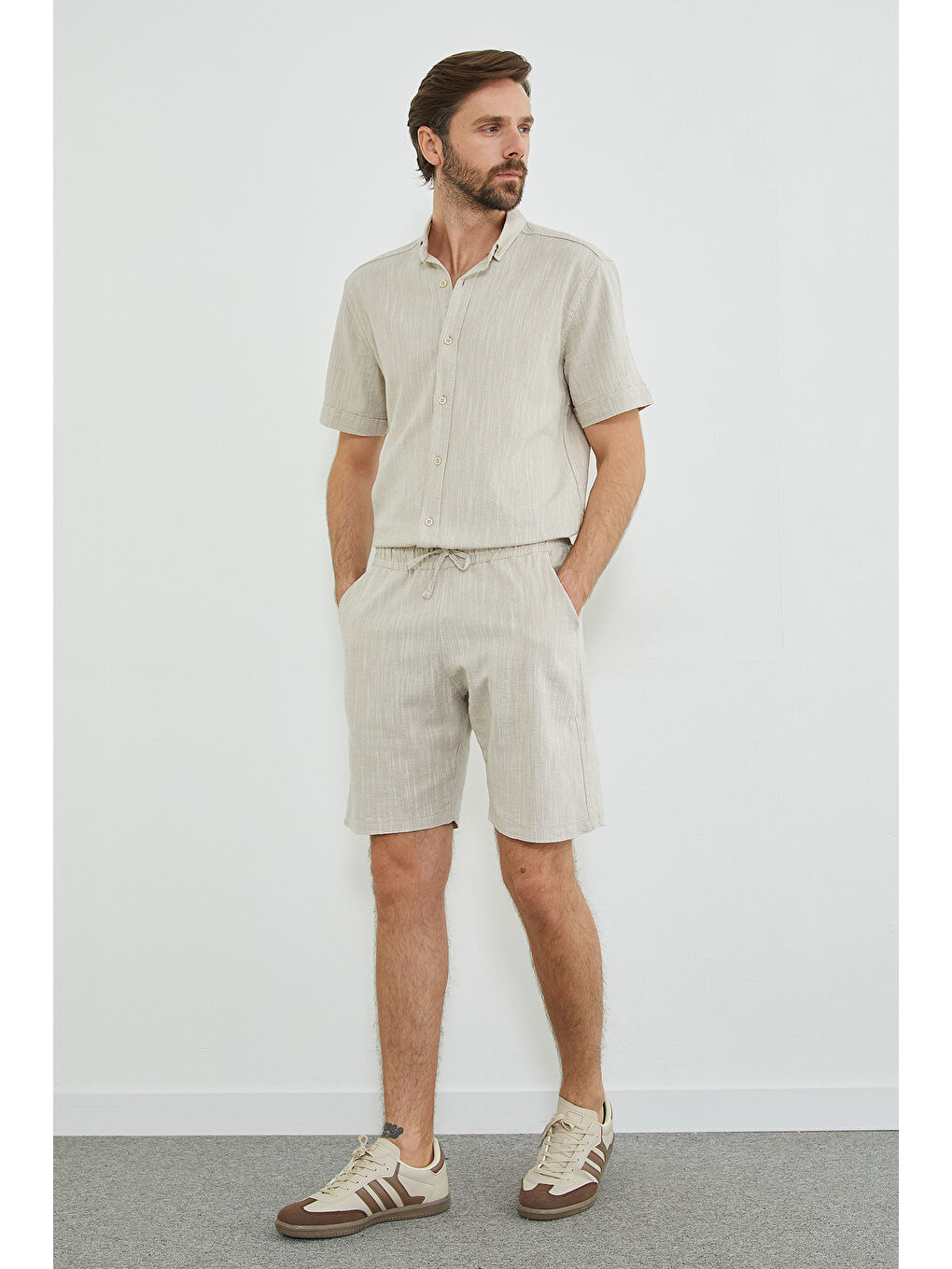 Bej Beli Lastikli Keten Görünümlü Cepli Şort