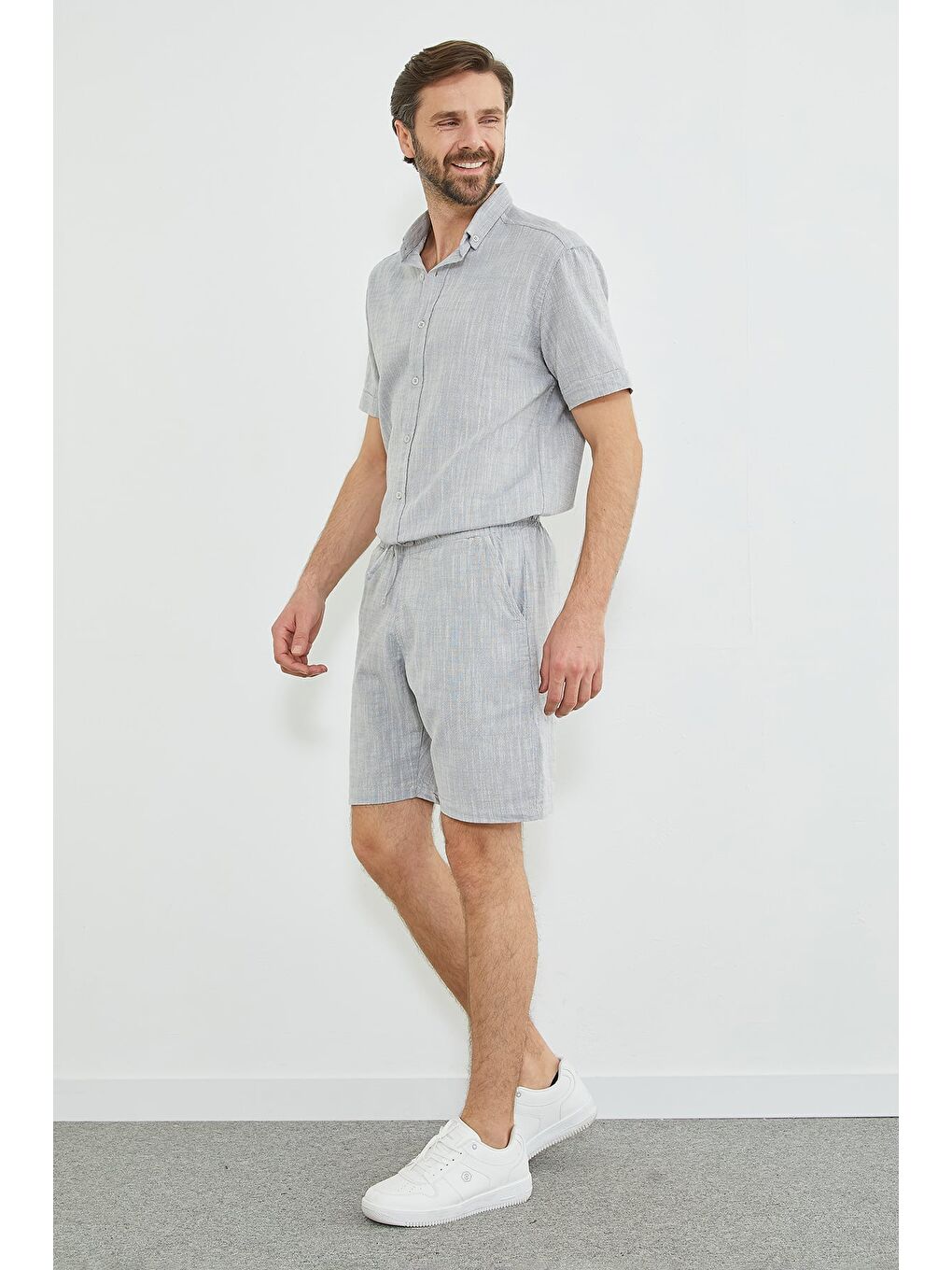 Gri Beli Lastikli Keten Görünümlü Cepli Şort-4