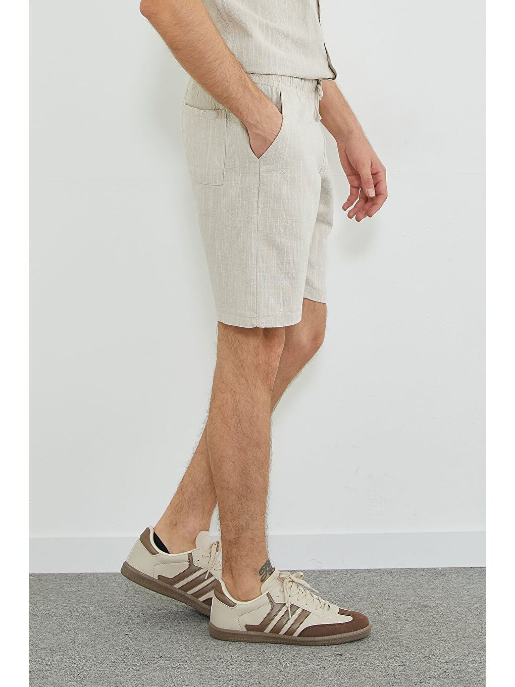 Bej Beli Lastikli Keten Görünümlü Cepli Şort-2