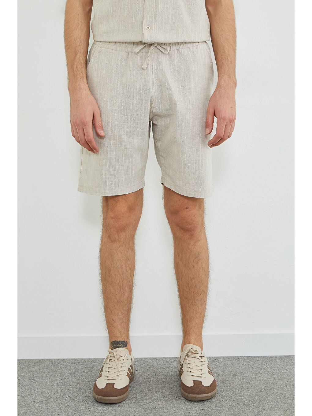 Bej Beli Lastikli Keten Görünümlü Cepli Şort-4