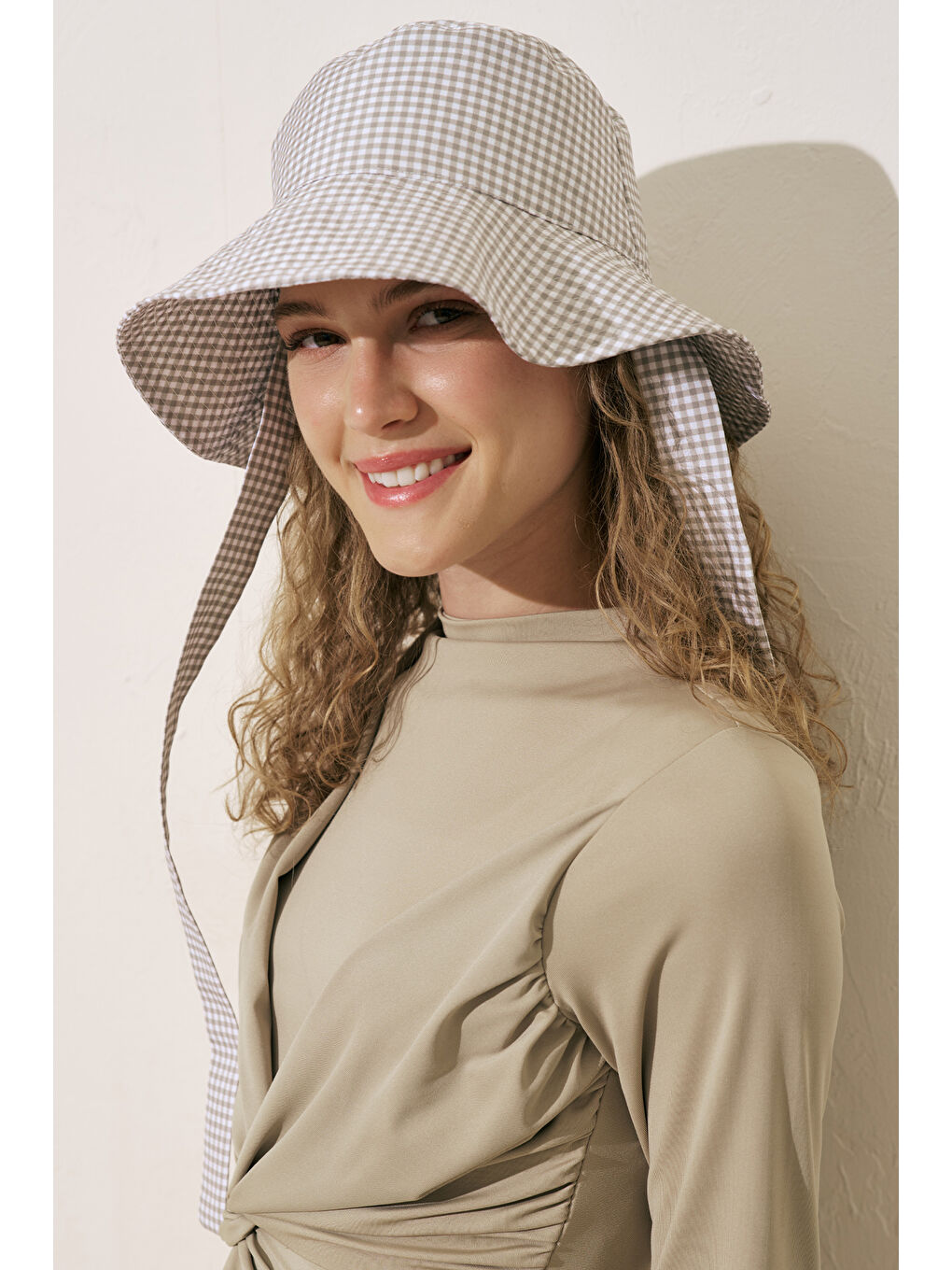 Beyaz Bağlamalı Bucket Şapka Pötikare-1