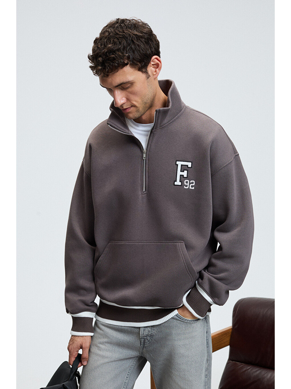 Gri Plata Erkek Yarım Fermuarlı Kanguru Cepli Etek Ve Kolda Triko Detay Relaxed Fit Füme Sweatshirt-1