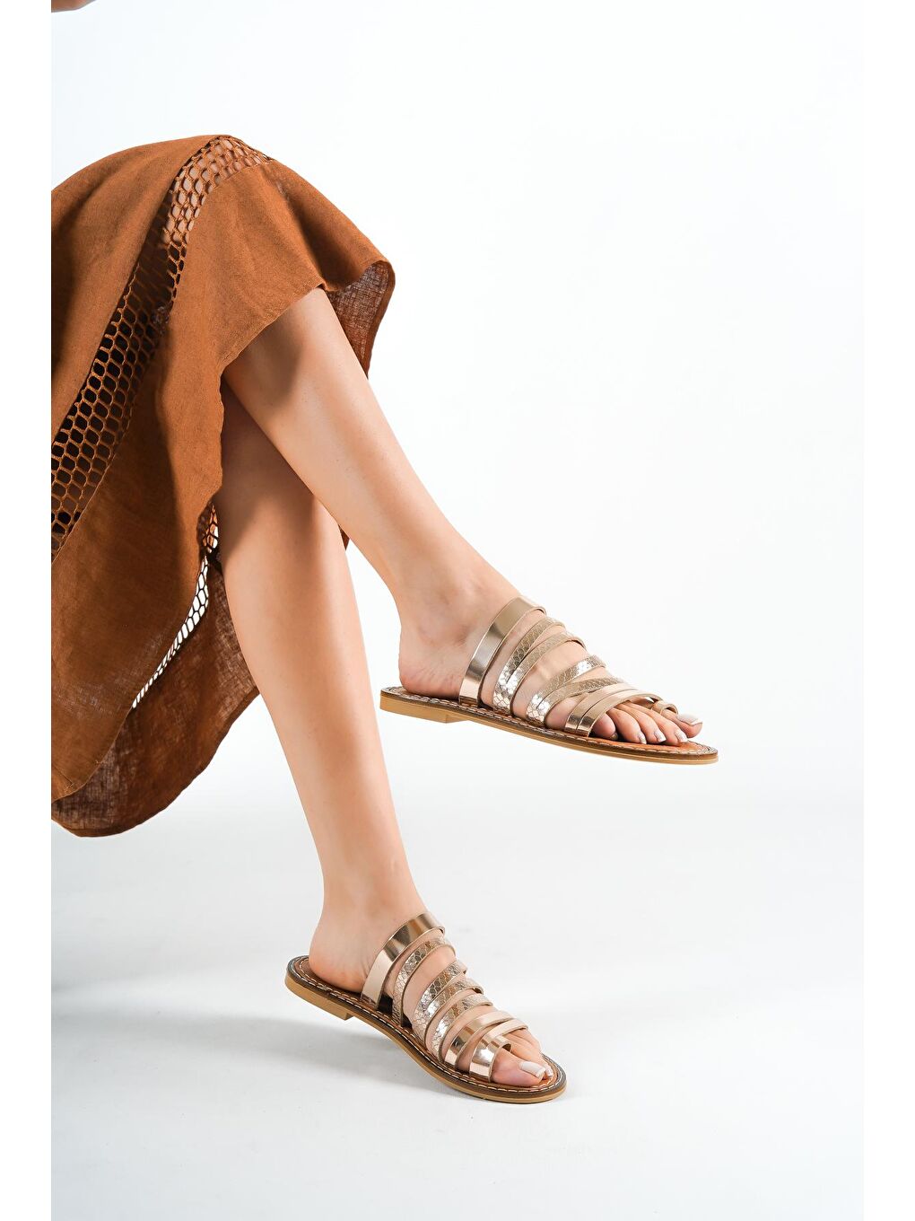 Pembe Baş Parmak Detaylı Bantlı Kadın Deri Terlik-3