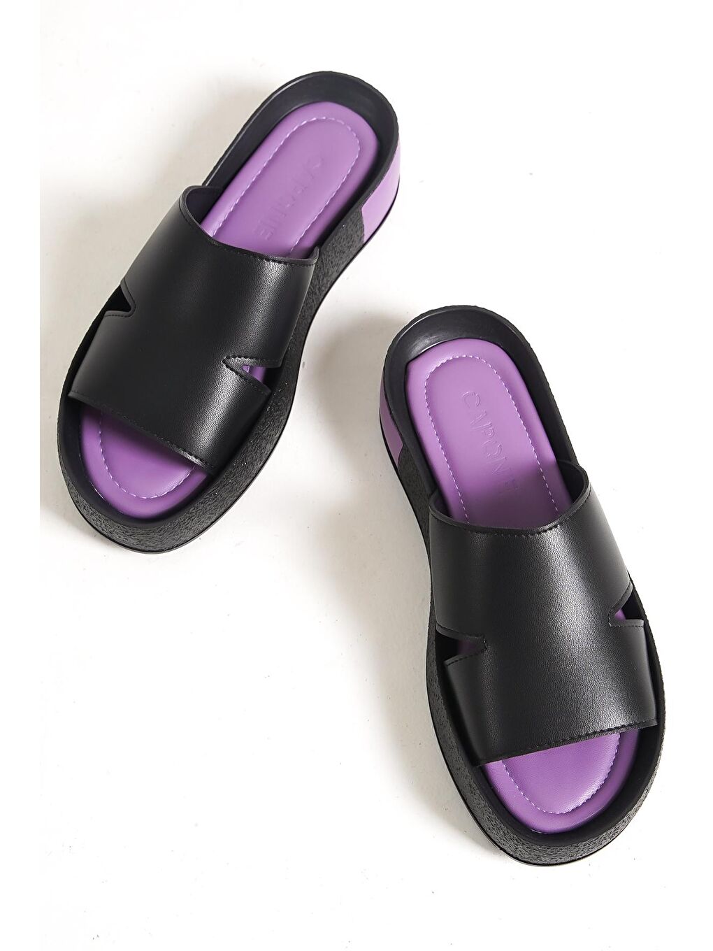 Siyah Yan Dekolteli Tek Bantlı Renkli Detaylı Dolgu Topuk Kadın Terlik