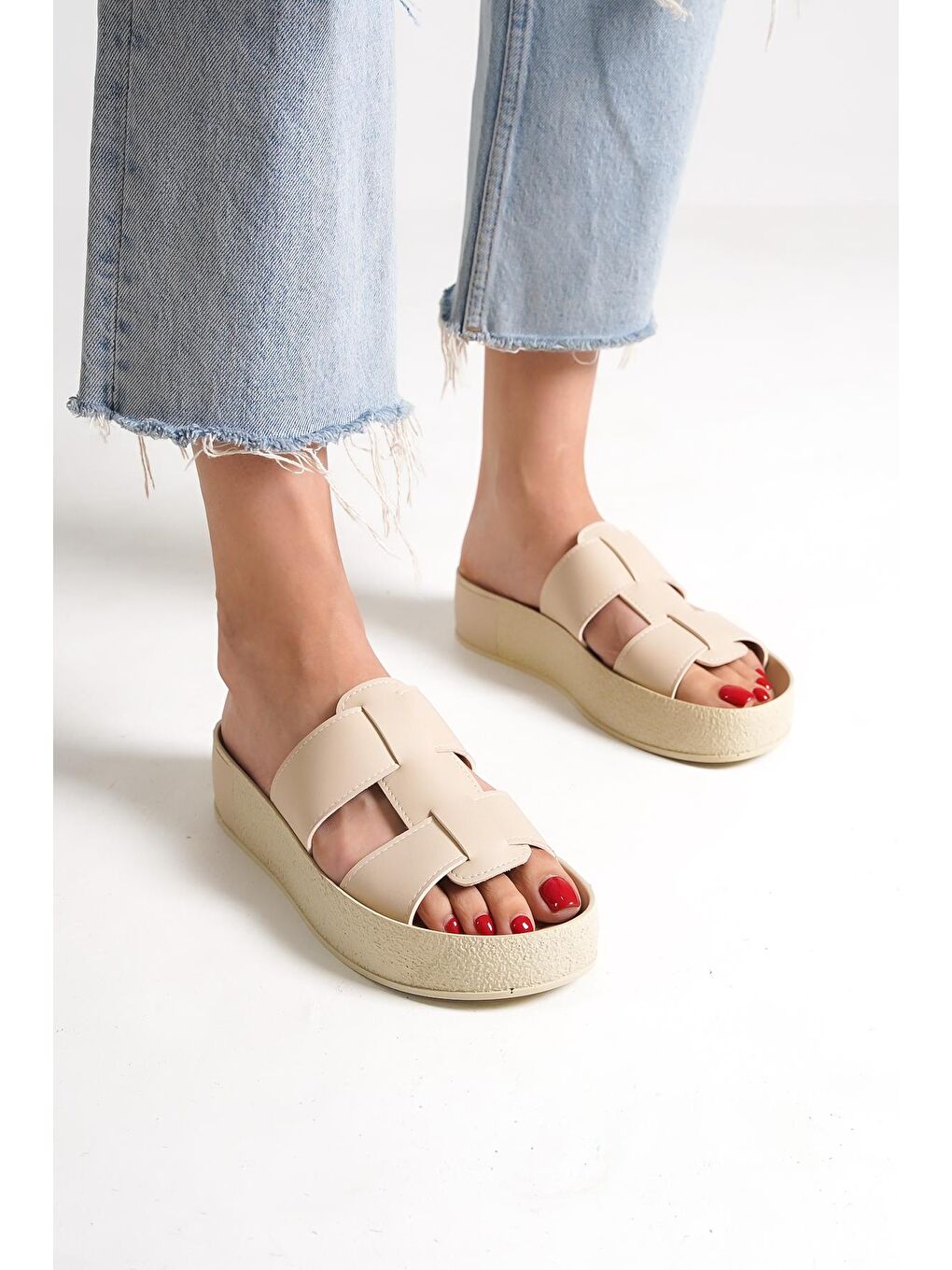 Bej Gladyatör Çift Bant Renkli Detaylı Dolgu Topuk Kadın Terlik-4