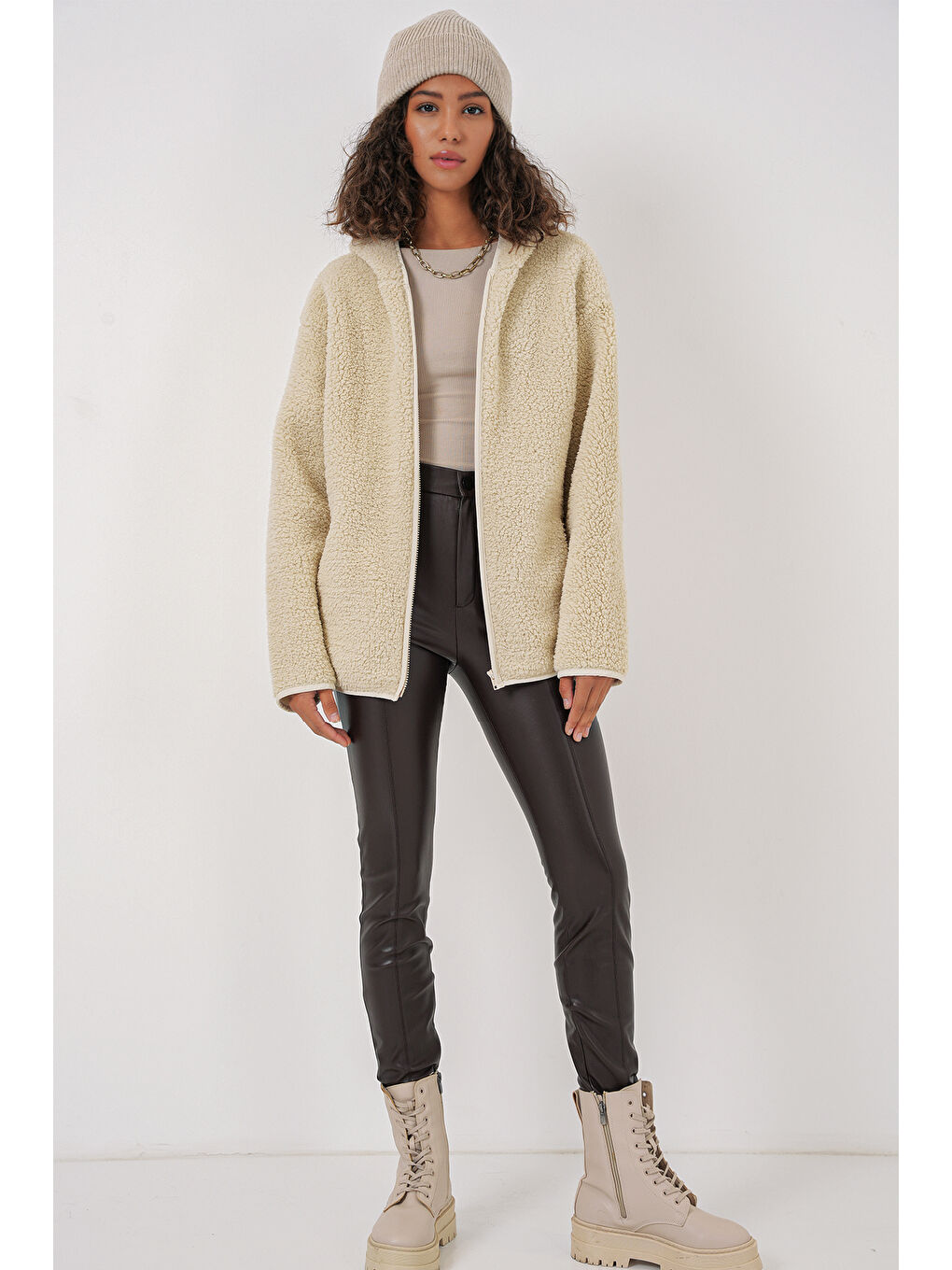 55456 Kadın Kapüşonlu Oversize Pelüş Ceket   Ekru-1