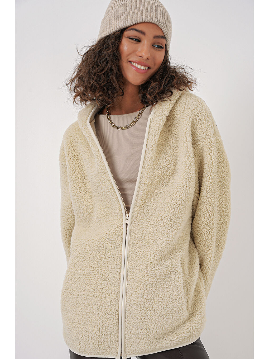 55456 Kadın Kapüşonlu Oversize Pelüş Ceket   Ekru-2